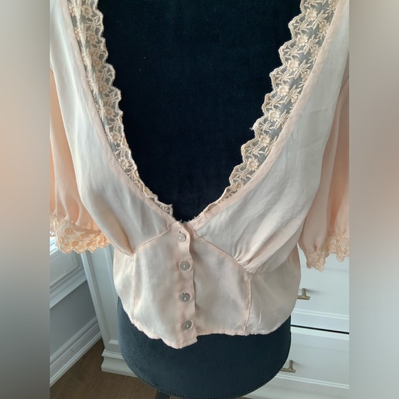 URBAN OUTFITTERS Isabella Lace Trim Satin Blouse Blush Peach Short Sleeve SZ Med - Picture 8 of 16